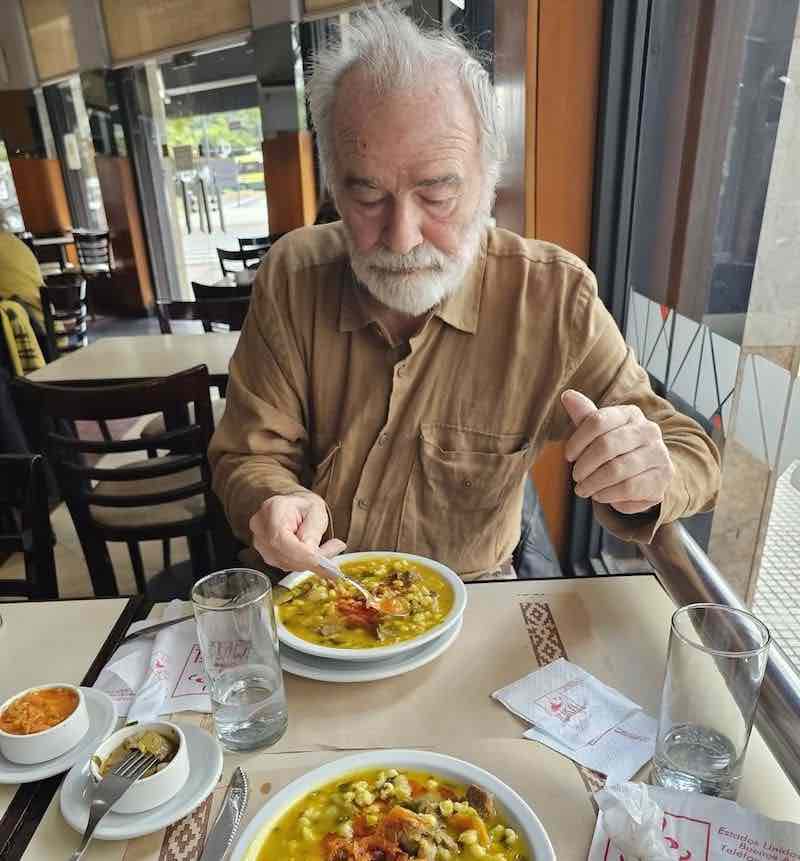 Gonzalo García-Pelayo comiendo